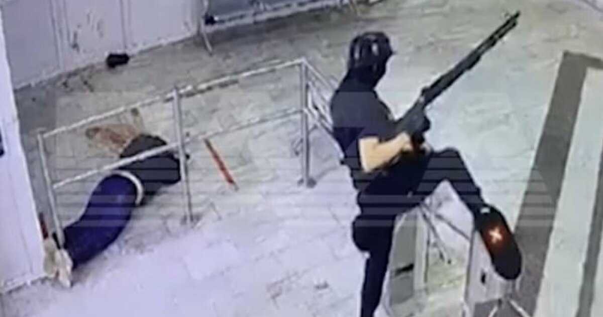 Бронированный iphone 13 pro уцелел после расстрела из glock и пм