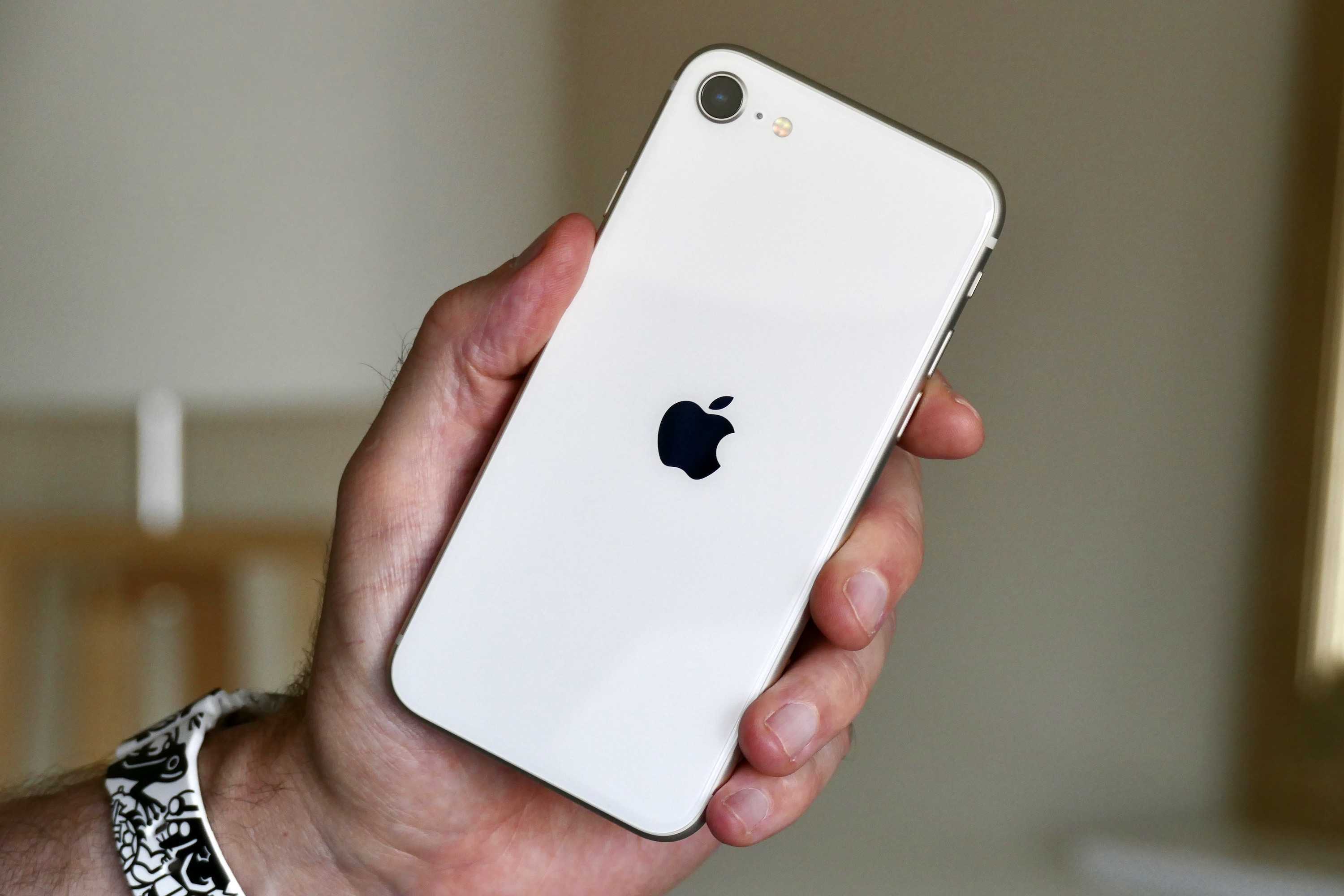 Какой смартфон лучше — iphone se или iphone 8?
